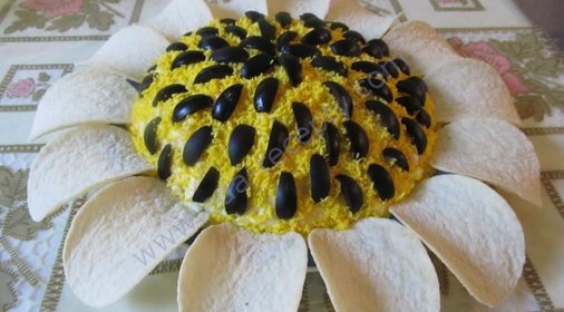 Салат Подсолнух из курицы с чипсами