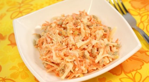 Морковный салат с яблоками и семечками