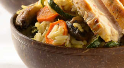 Салат из риса, обжаренных на гриле овощей и курицы