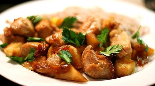 Индейка с яблоками и луком