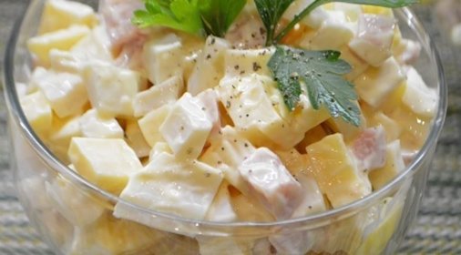 Салат с копченым окороком и кальмаром