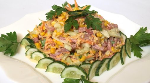 Салат с копчёной колбасой,огурцом и кукурузой