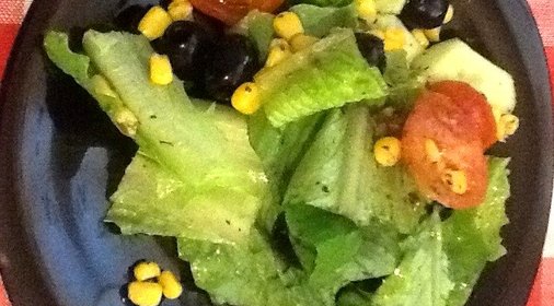 Салат с рукколой, черри и маслинами по‑итальянски