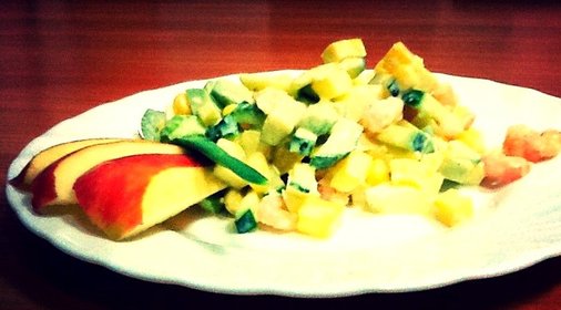 Салат из авокадо, креветок и яблока