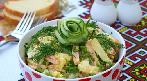 Салат с колбасой, картофелем и свежим огурцом