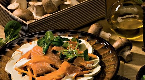 Салат из свежих шампиньонов и копченого лосося