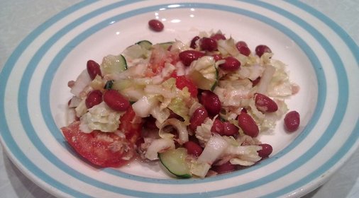 Салат из тунца с красной фасолью и овощами
