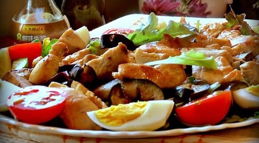 Салат из курицы и овощей