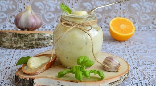 Чеснок в сметанном соусе.