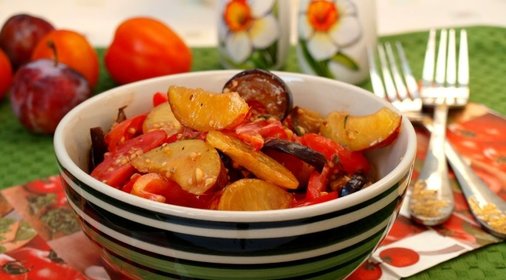 Салат с баклажанами, помидорами и сливами с горчичной заправкой