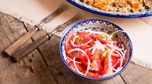 Салат к плову из помидор и лука