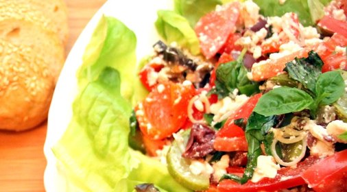 Салат с запеченными и свежими овощами и фетой