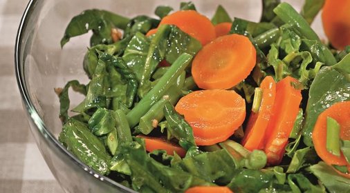 Салат из моркови и шпината