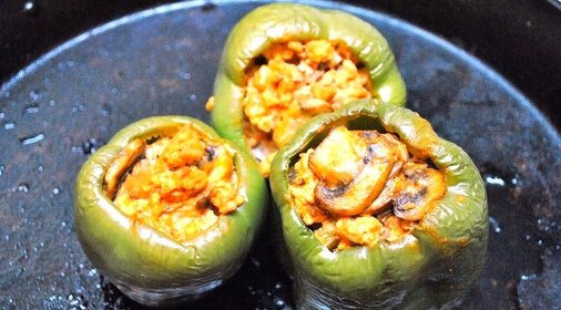 Перец, фаршированный курицей и грибами