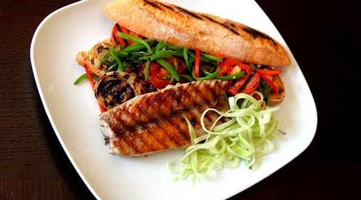 Сэндвич с макрелевым тунцом и овощами, обжаренными на гриле