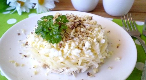 Слоеный салат с курицей и орехами