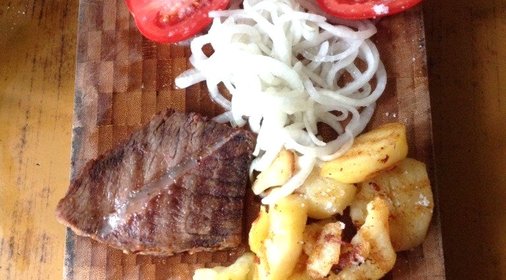 Вареное мясо с горчицей и овощами