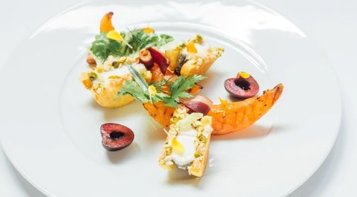 Салат из дыни с копченой уткой и сухофруктами