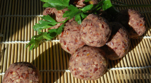 Шарики из фасоли с кизилом