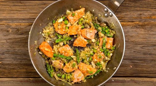 Киноа с лососем, спаржей и вешенками