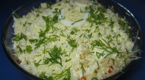 Салат с печенью трески слоёный