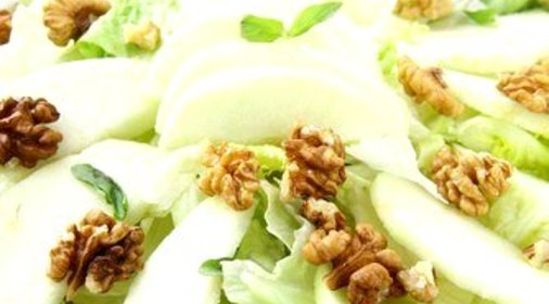 Зеленый салат с яблоками и орехами