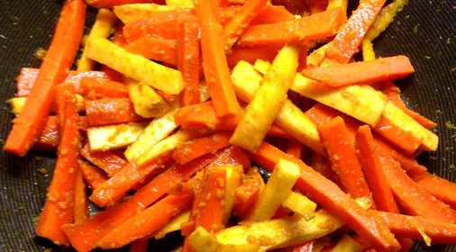 Морковь и пастернак, глазированные в имбирно-медовом соусе с куркумой