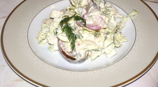 Салат с китайской капустой, редисом и сметаной