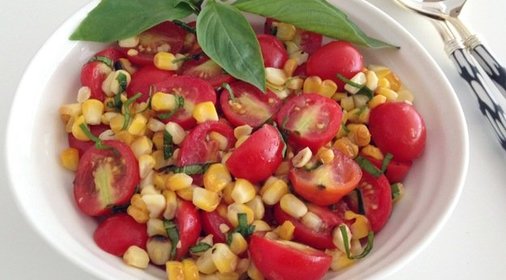 Салат с помидорами и кукурузой