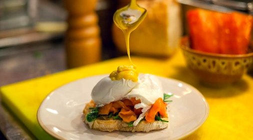 Яйца Бенедикт под соусом