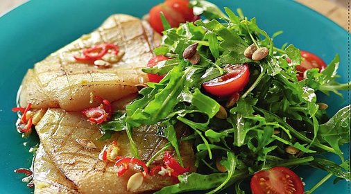 Салат с кальмарами на гриле