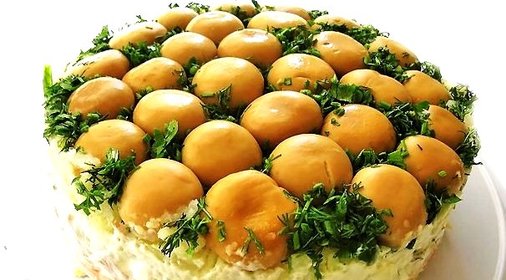 Салат Зеленая поляна с грибами