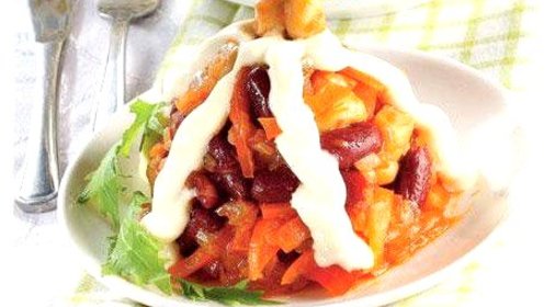 Фасолевый салат с копченой курицей