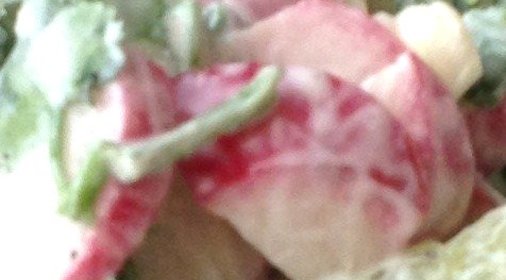 Салат из редиса с огурцами и сметаной