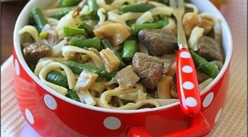 Нудлс с мясом, фасолью и грибами