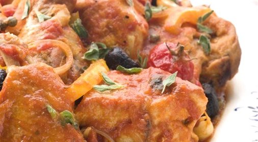 Курица, тушенная с маслинами