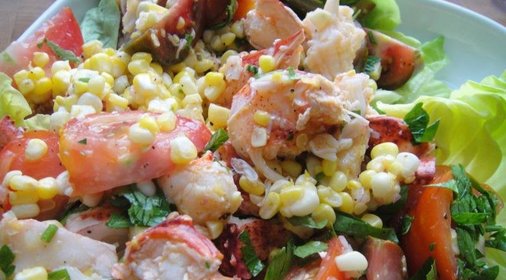 Салат из омаров, кукурузы и помидоров