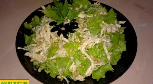 Салат с кедровыми орешками и курицей