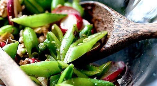 Салат с редисом, сельдереем и зеленым горошком