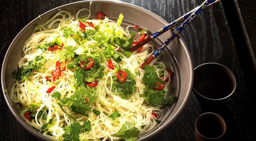 Салат из тонкой рисовой лапши, острого перца и кинзы