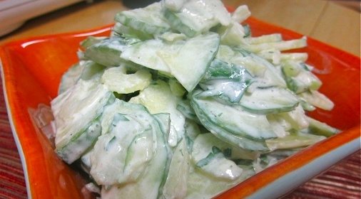 Салат с сельдереем и огурцом
