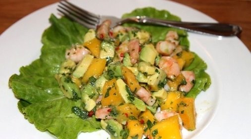 Салат из манго с креветками