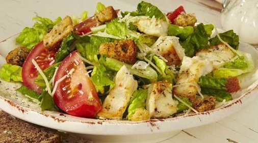 Салат с куриным филе, сухариками и овощами