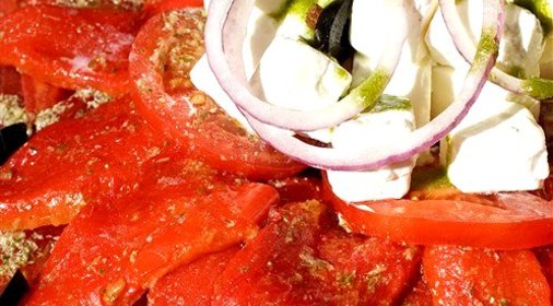 Салат из жареных перцев, помидоров и феты