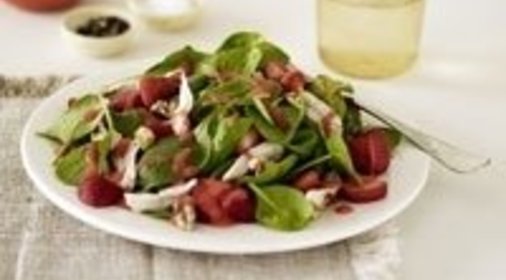 Салат из шпината и клубники