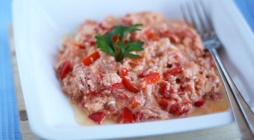 Миш-маш (блюдо из поджаренных яиц, брынзы, свежего перца и специй)