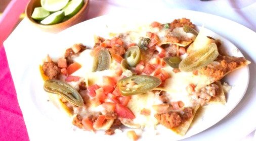 Начос на гриле под фетой, овощами и зеленью