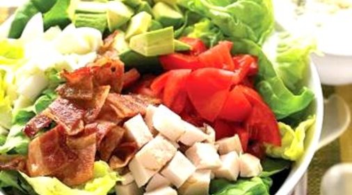 Салат с беконом, индейкой и пахтой