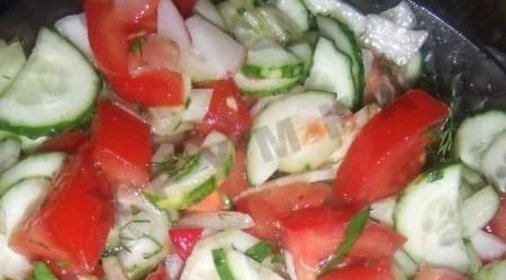 Летний салат помидоры, огурцы, редис