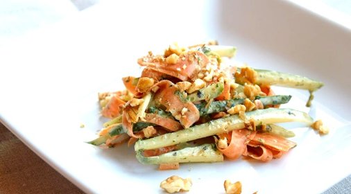 Салат из моркови и огурца